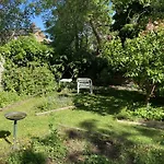 STUNNING GARDEN APARTM, CENTRALLY LOCATED, FREE FAST Wiffi, WITH FREE OFF ROAD PARKING BEAUTIFULLY SECLUDED GARDEN APARTMENT