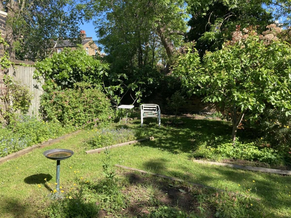 Apartment Stunning Ground Floor Garden - Entire Apartment, Centrally Located, With Free Off Road Parking By Flat & Wiffi, Beautifully Secluded, 3 Mins From Amenities London