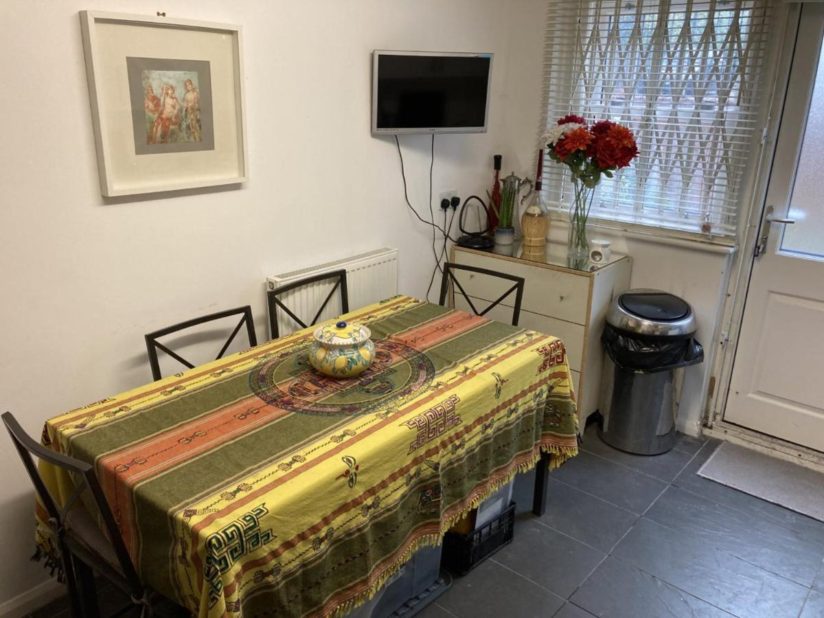 Stunning Ground Floor Garden - Entire Apartment, Centrally Located, With Free Off Road Parking By Flat & Wiffi, Beautifully Secluded, 3 Mins From Amenities London