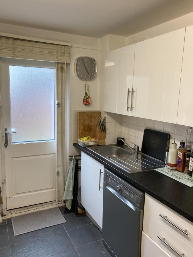 Apartment Stunning Ground Floor Garden - Entire Apartment, Centrally Located, With Free Off Road Parking By Flat & Wiffi, Beautifully Secluded, 3 Mins From Amenities London